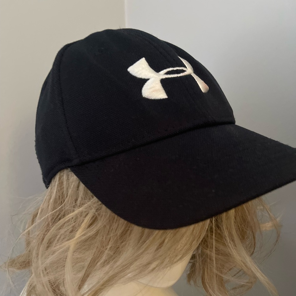 Men Under Armour Black Cap in size Med/Large